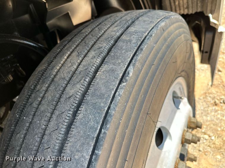 image for item OG9134 2015 Volvo VNL  semi truck