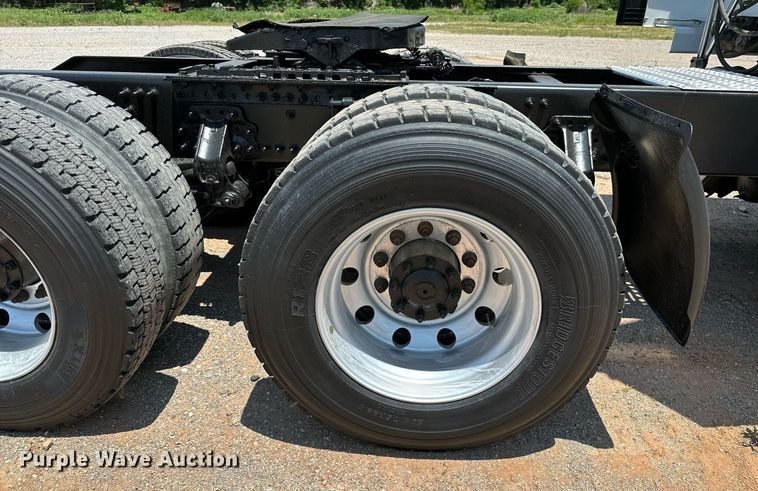 image for item OG9134 2015 Volvo VNL  semi truck