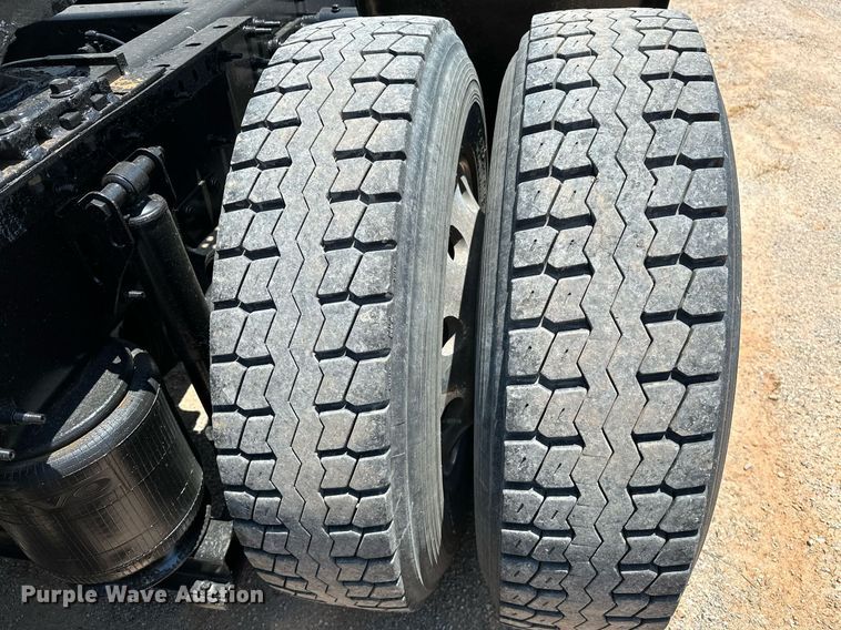 image for item OG9134 2015 Volvo VNL  semi truck