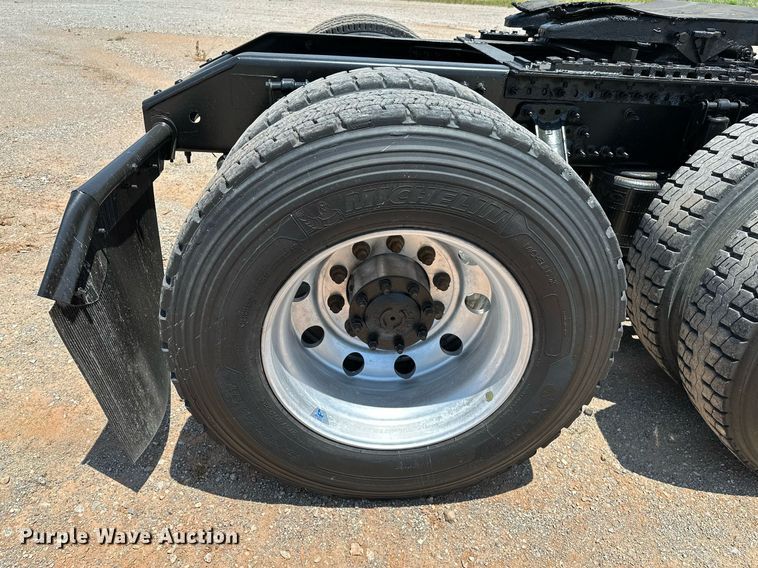 image for item OG9134 2015 Volvo VNL  semi truck