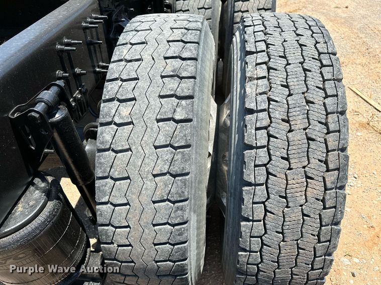 image for item OG9134 2015 Volvo VNL  semi truck