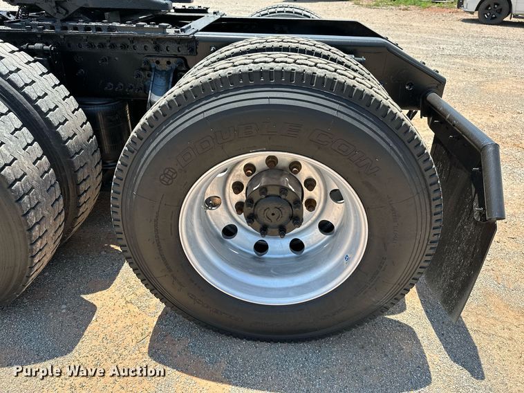 image for item OG9134 2015 Volvo VNL  semi truck