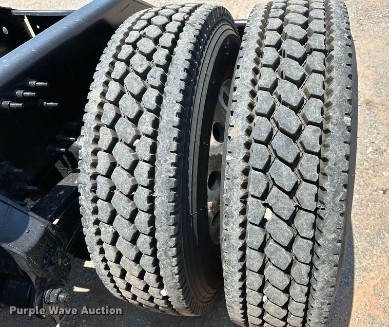 image for item OG9134 2015 Volvo VNL  semi truck