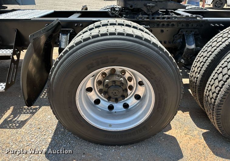 image for item OG9134 2015 Volvo VNL  semi truck