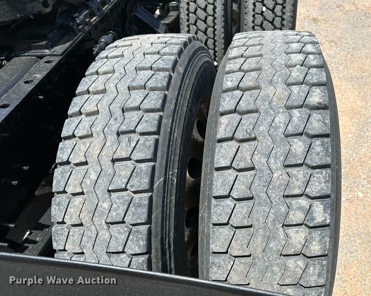 image for item OG9134 2015 Volvo VNL  semi truck