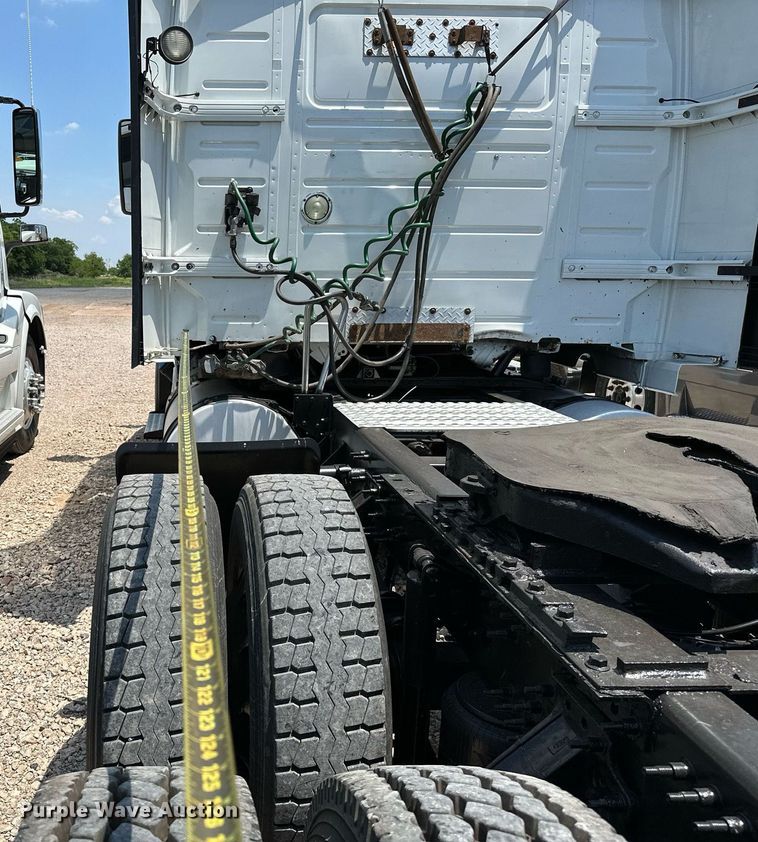 image for item OG9134 2015 Volvo VNL  semi truck