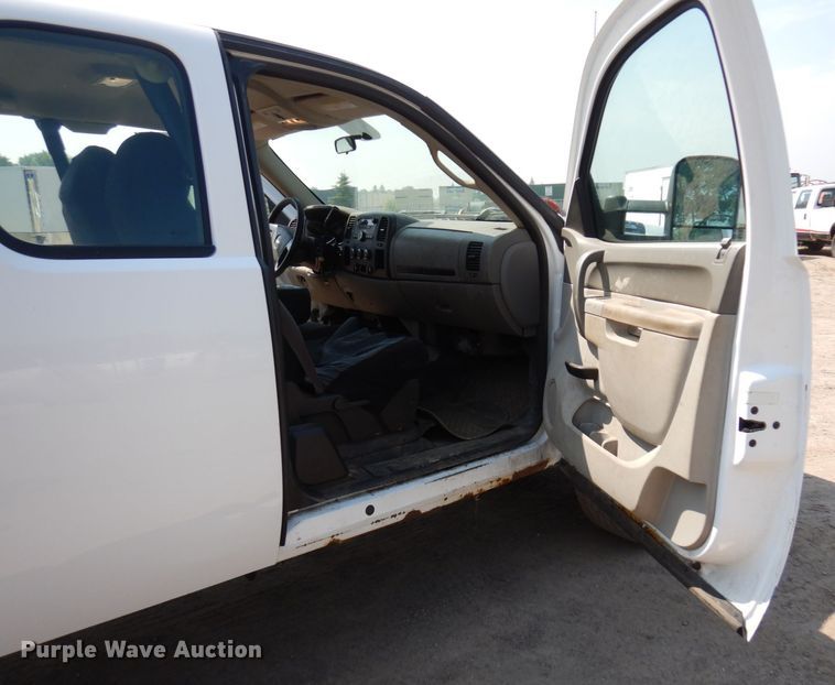 image for item AF9646 2013 Chevrolet 3500HD  Ext. Cab pickup truck