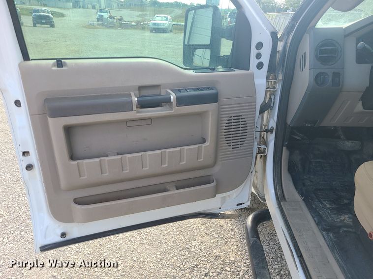 image for item BR9795 2008 Ford  F350 Super Duty  Crew Cab utility bed pickup truck