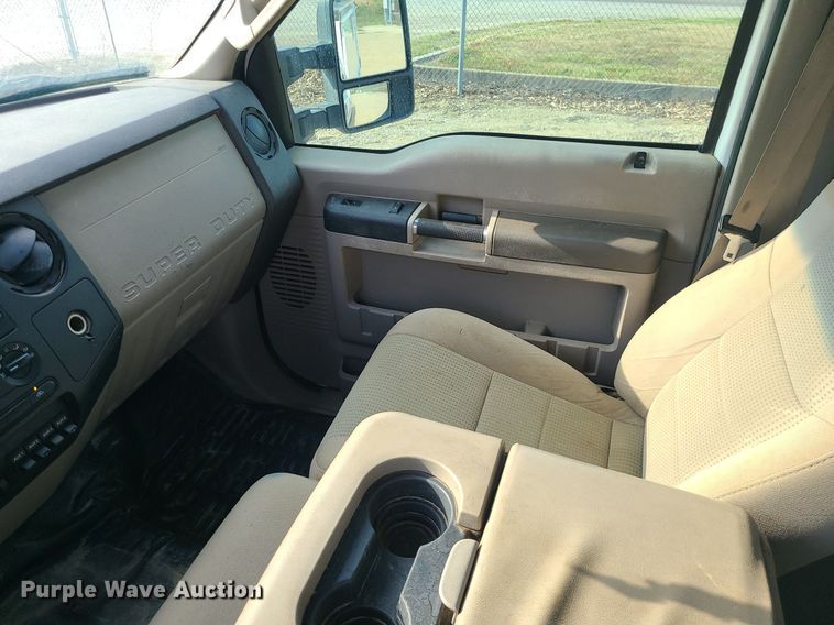 image for item BR9795 2008 Ford  F350 Super Duty  Crew Cab utility bed pickup truck