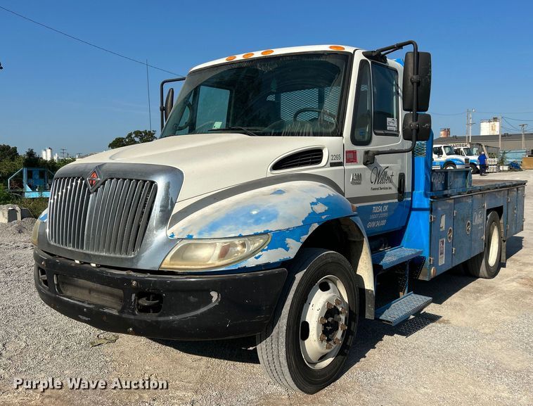 image for item DI7886 2002 International 4300  flatbed truck