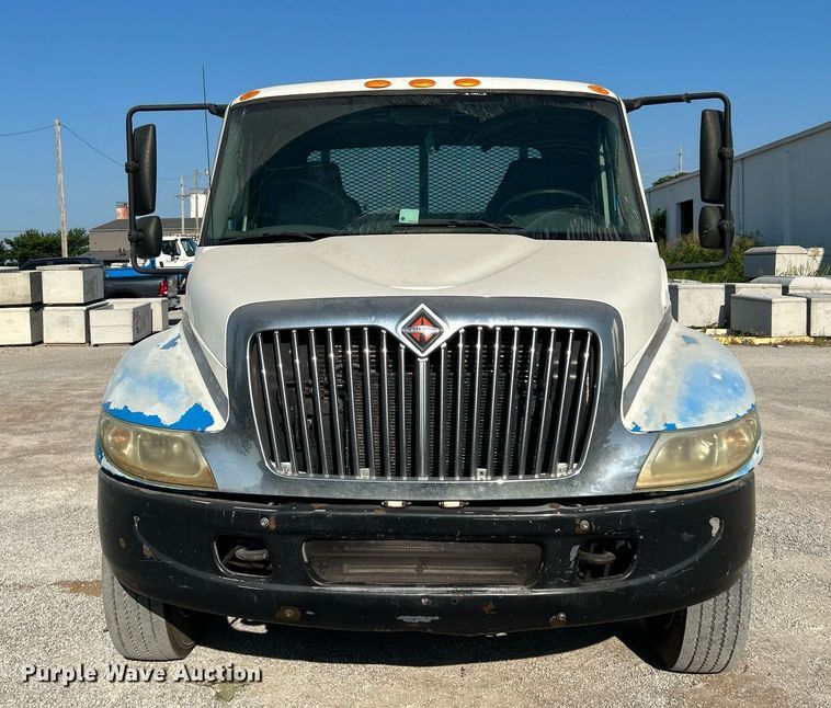 image for item DI7886 2002 International 4300  flatbed truck