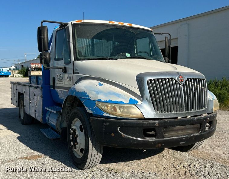 image for item DI7886 2002 International 4300  flatbed truck