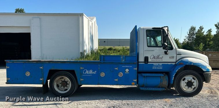 image for item DI7886 2002 International 4300  flatbed truck