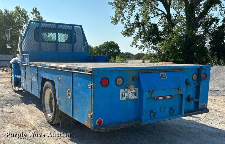 image for item DI7886 2002 International 4300  flatbed truck