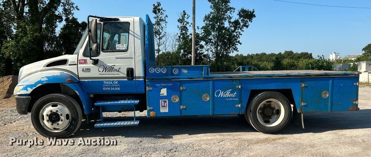 image for item DI7886 2002 International 4300  flatbed truck