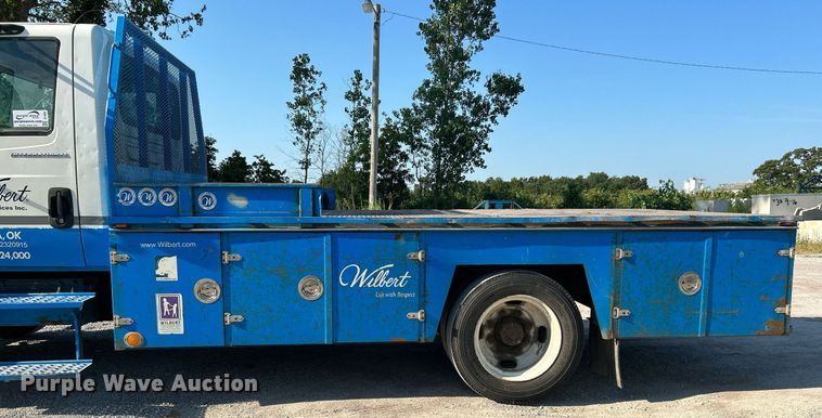 image for item DI7886 2002 International 4300  flatbed truck