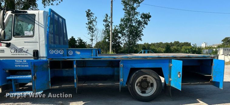 image for item DI7886 2002 International 4300  flatbed truck