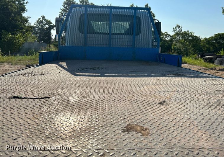 image for item DI7886 2002 International 4300  flatbed truck