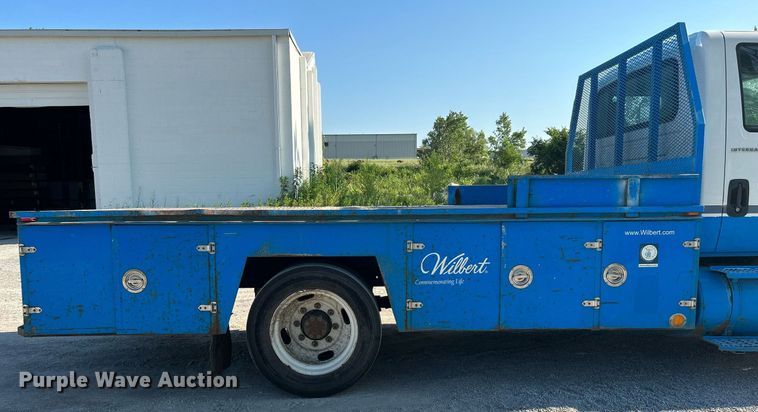 image for item DI7886 2002 International 4300  flatbed truck