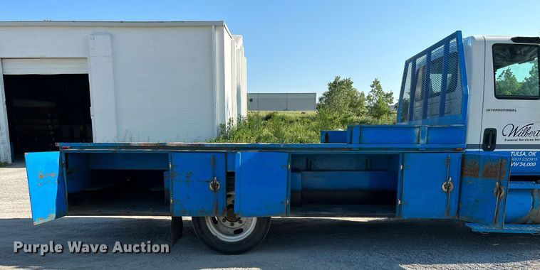 image for item DI7886 2002 International 4300  flatbed truck