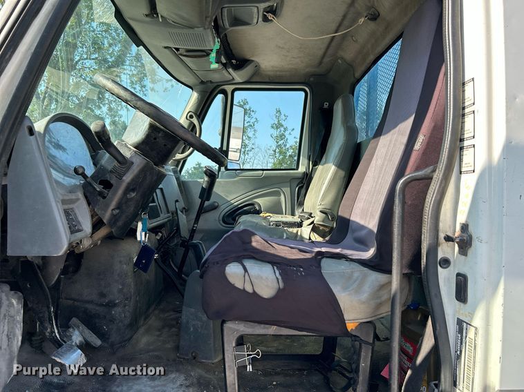 image for item DI7886 2002 International 4300  flatbed truck