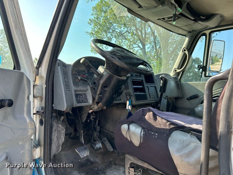 image for item DI7886 2002 International 4300  flatbed truck