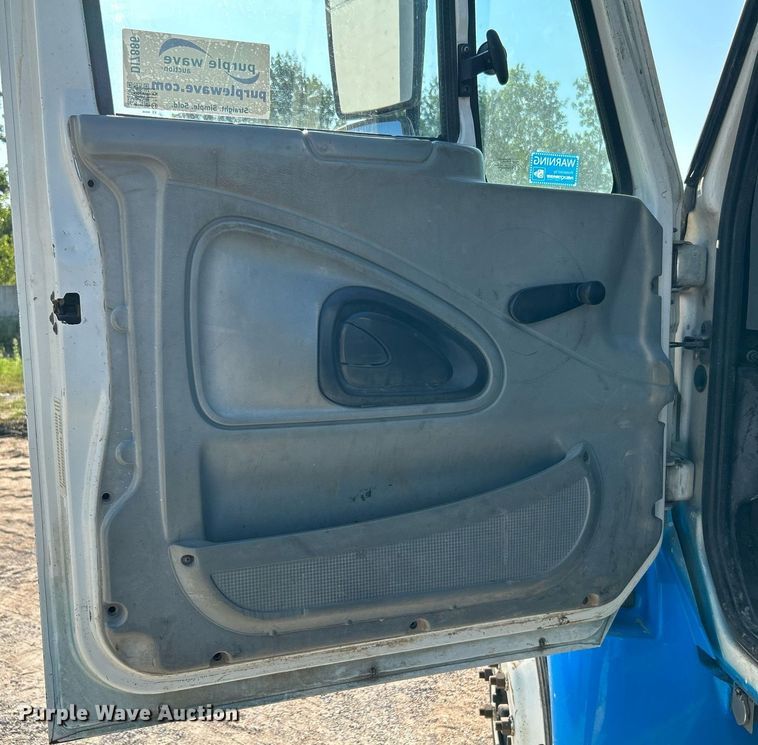 image for item DI7886 2002 International 4300  flatbed truck