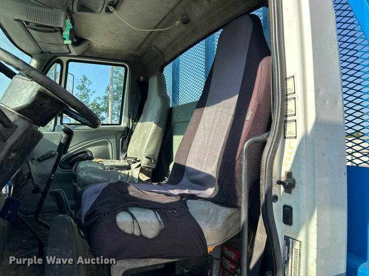 image for item DI7886 2002 International 4300  flatbed truck