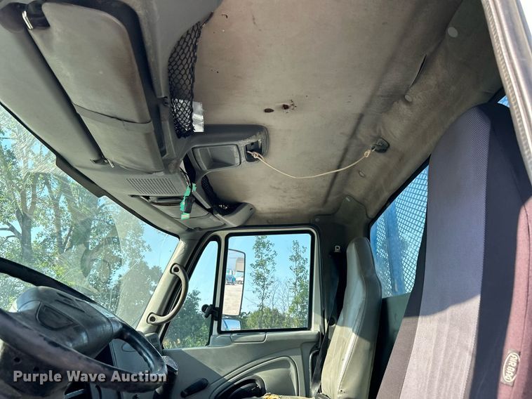 image for item DI7886 2002 International 4300  flatbed truck