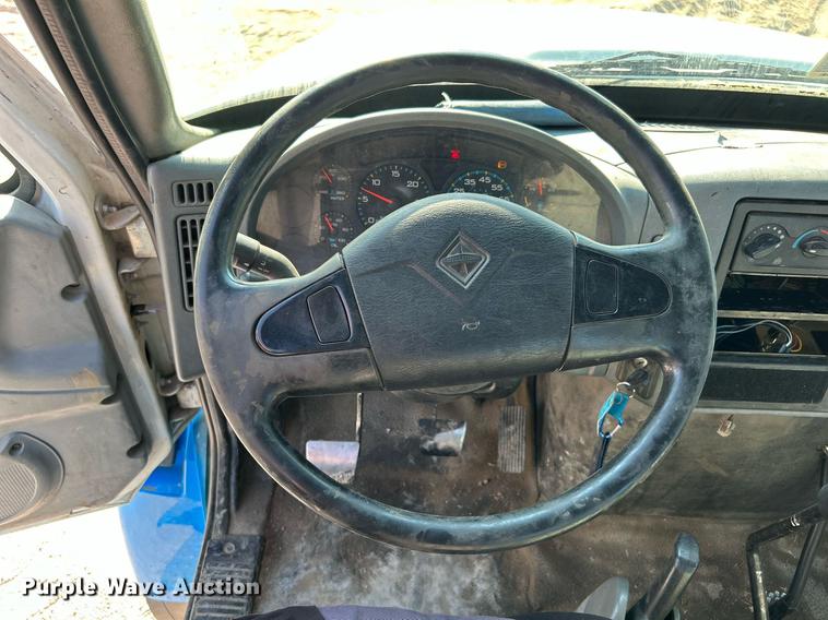 image for item DI7886 2002 International 4300  flatbed truck