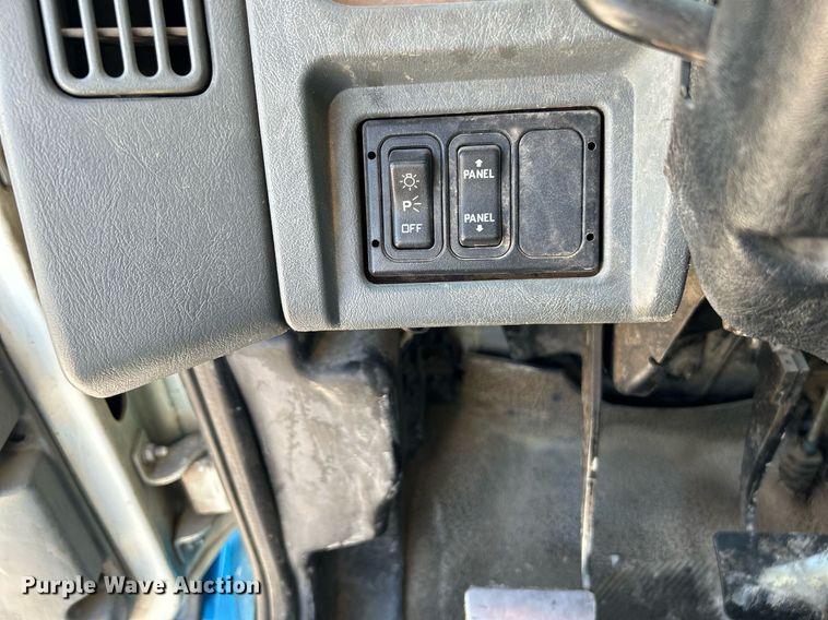 image for item DI7886 2002 International 4300  flatbed truck