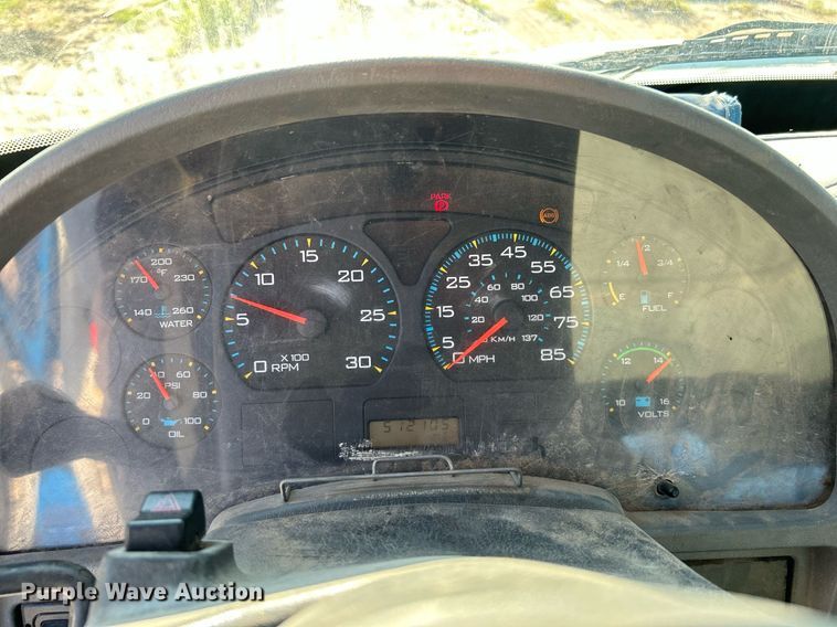 image for item DI7886 2002 International 4300  flatbed truck