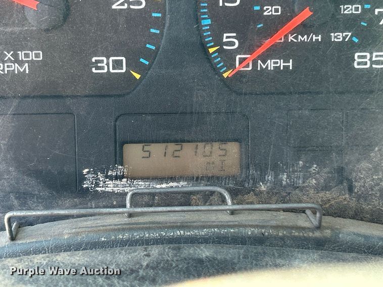 image for item DI7886 2002 International 4300  flatbed truck