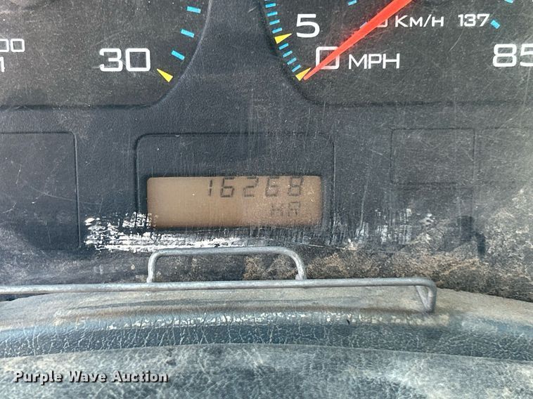 image for item DI7886 2002 International 4300  flatbed truck