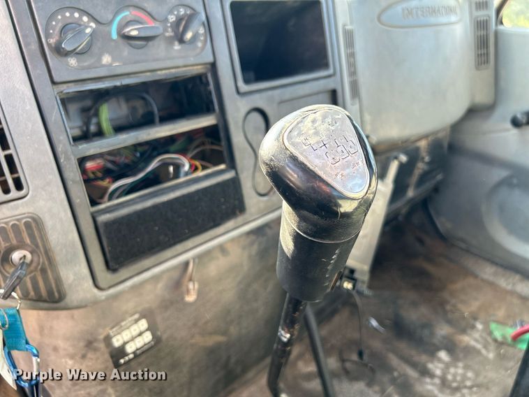 image for item DI7886 2002 International 4300  flatbed truck