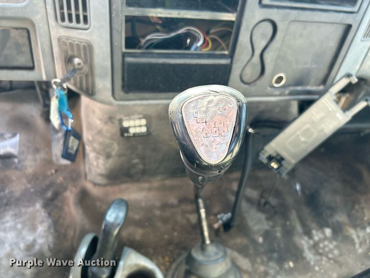 image for item DI7886 2002 International 4300  flatbed truck