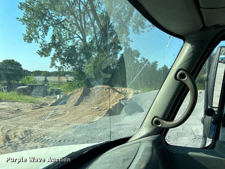 image for item DI7886 2002 International 4300  flatbed truck