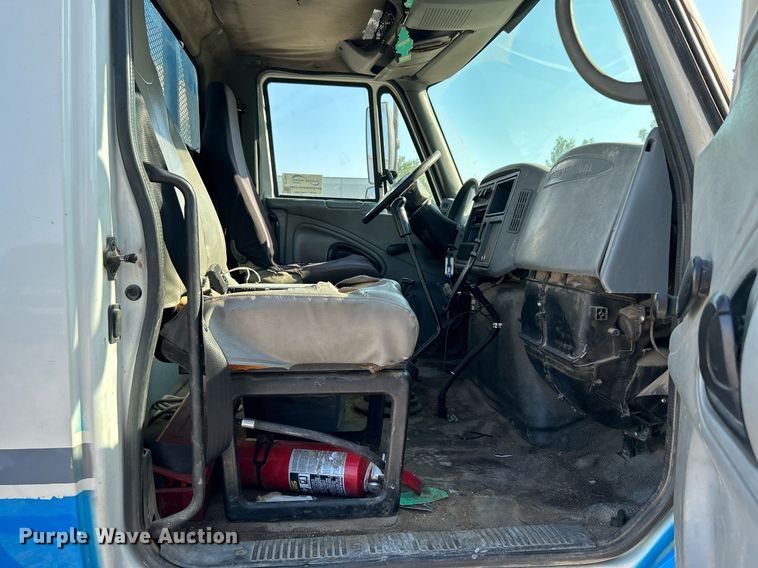 image for item DI7886 2002 International 4300  flatbed truck