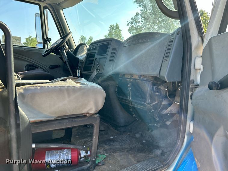 image for item DI7886 2002 International 4300  flatbed truck