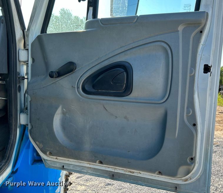 image for item DI7886 2002 International 4300  flatbed truck