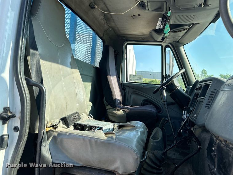 image for item DI7886 2002 International 4300  flatbed truck