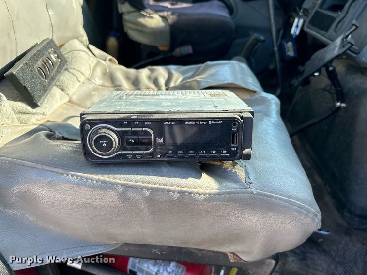 image for item DI7886 2002 International 4300  flatbed truck