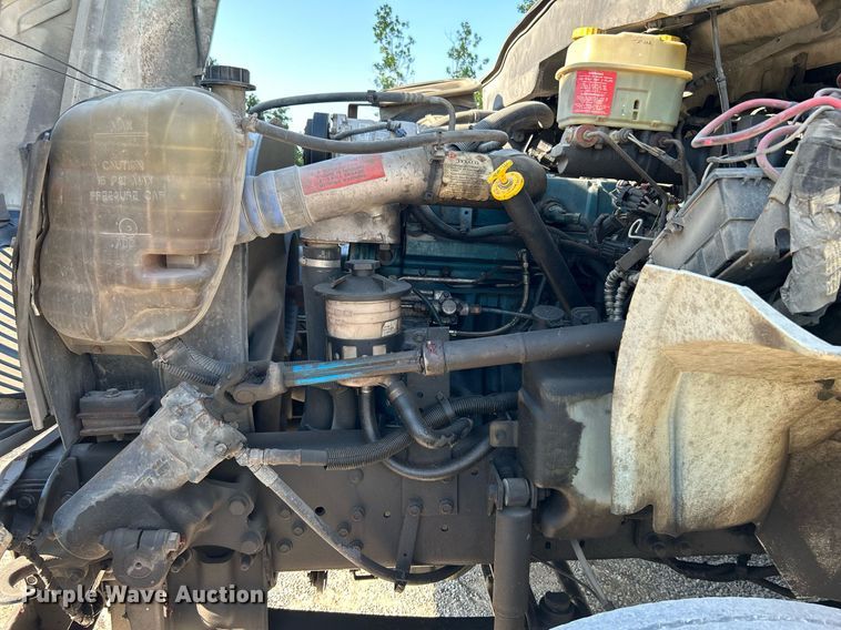 image for item DI7886 2002 International 4300  flatbed truck