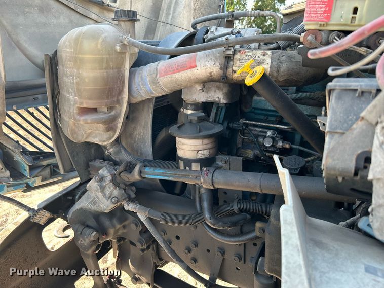 image for item DI7886 2002 International 4300  flatbed truck