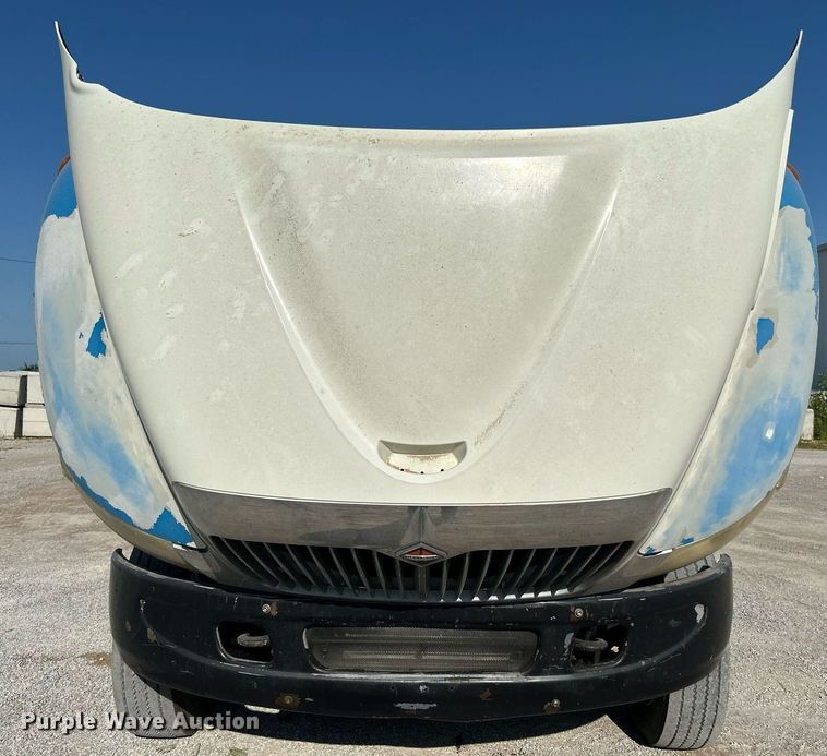 image for item DI7886 2002 International 4300  flatbed truck