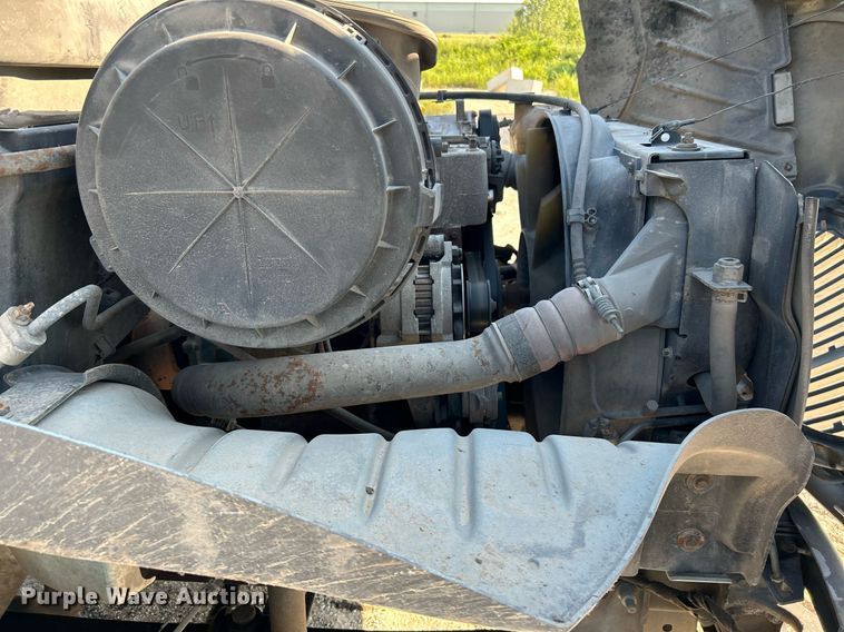 image for item DI7886 2002 International 4300  flatbed truck