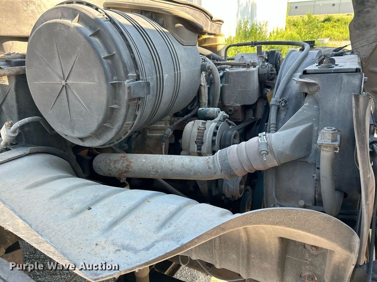 image for item DI7886 2002 International 4300  flatbed truck