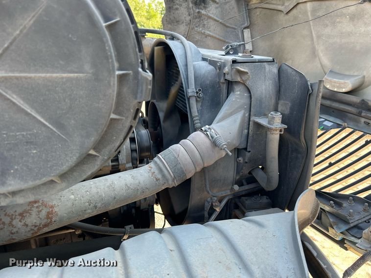 image for item DI7886 2002 International 4300  flatbed truck