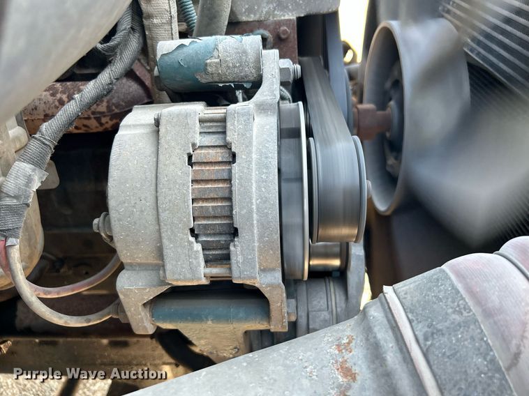 image for item DI7886 2002 International 4300  flatbed truck