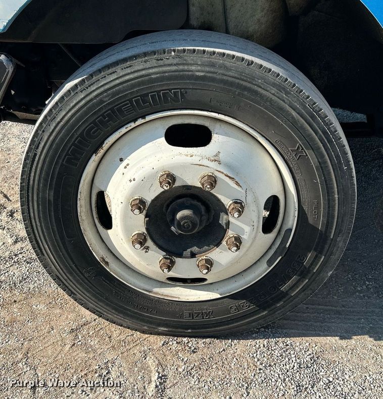 image for item DI7886 2002 International 4300  flatbed truck